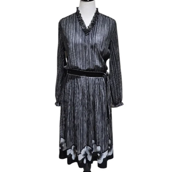 Vintage Dress - Picture 2 of 10